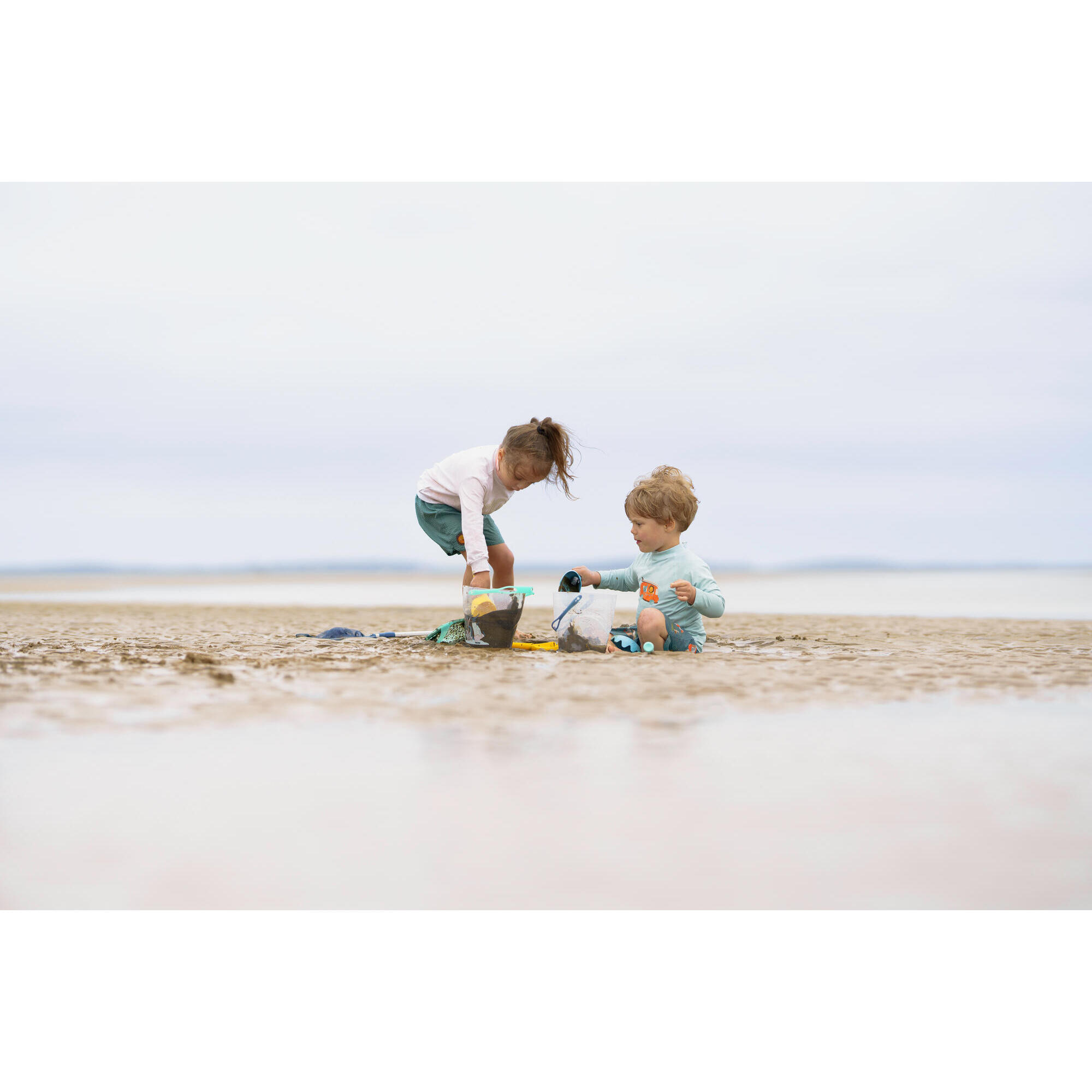 Bleu ocean bucket and landing net fishing discovery kit