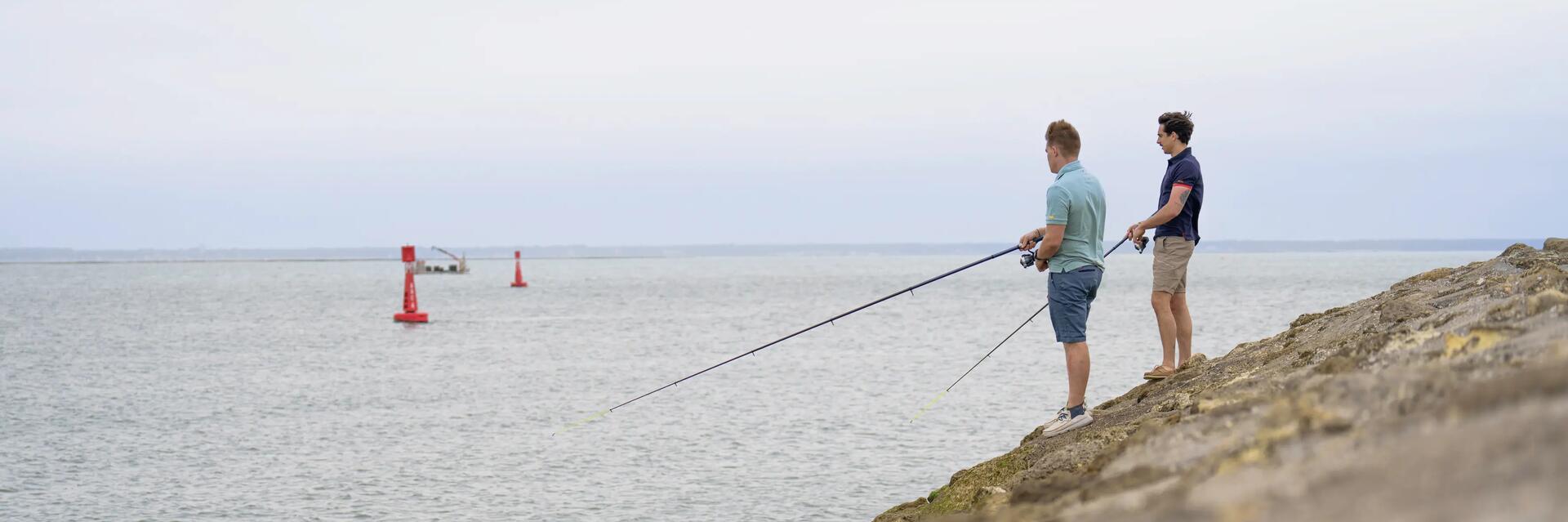 Amigos pescando desde la orilla del mar