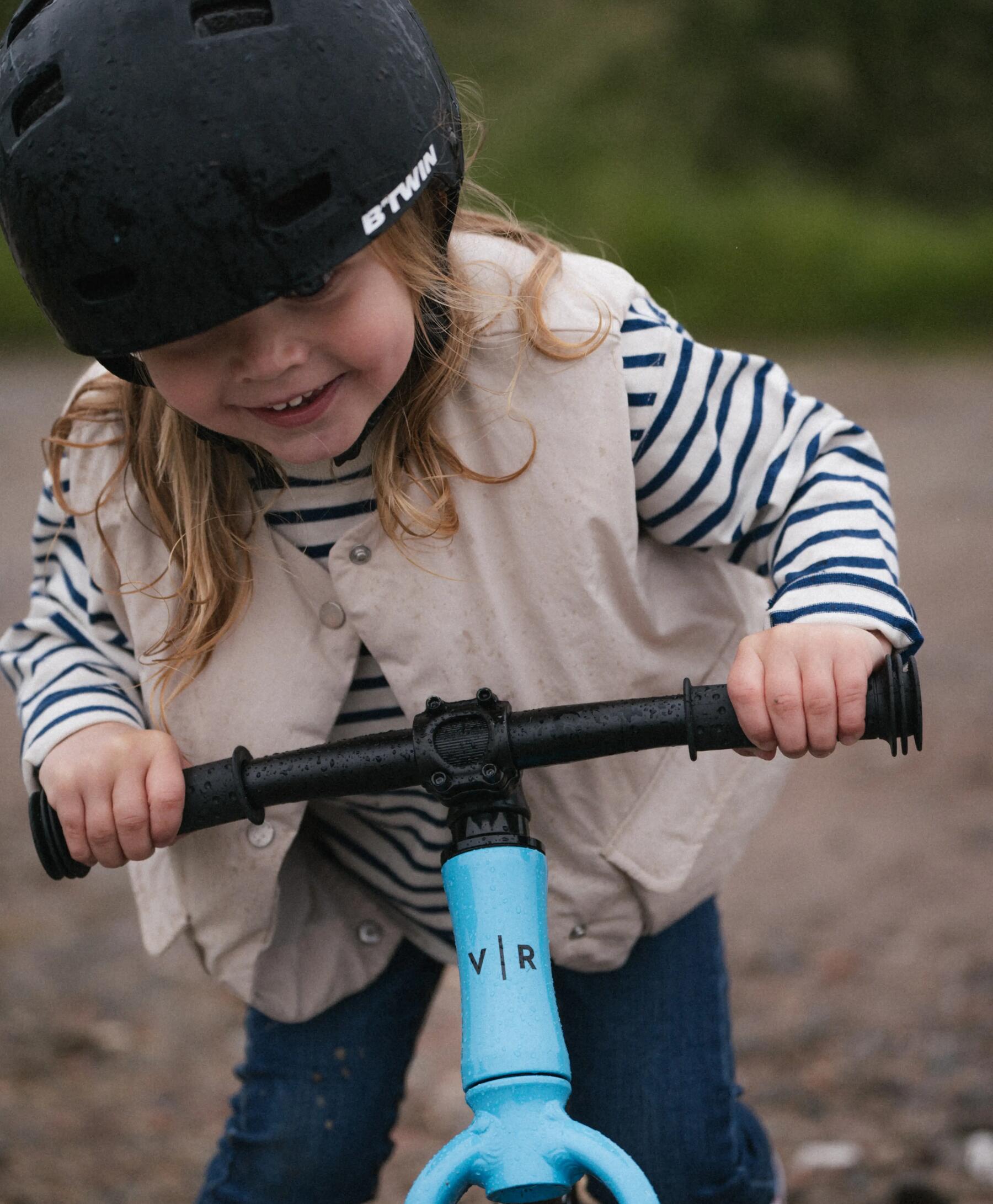 Kind sitzt auf Kinderfahrrad