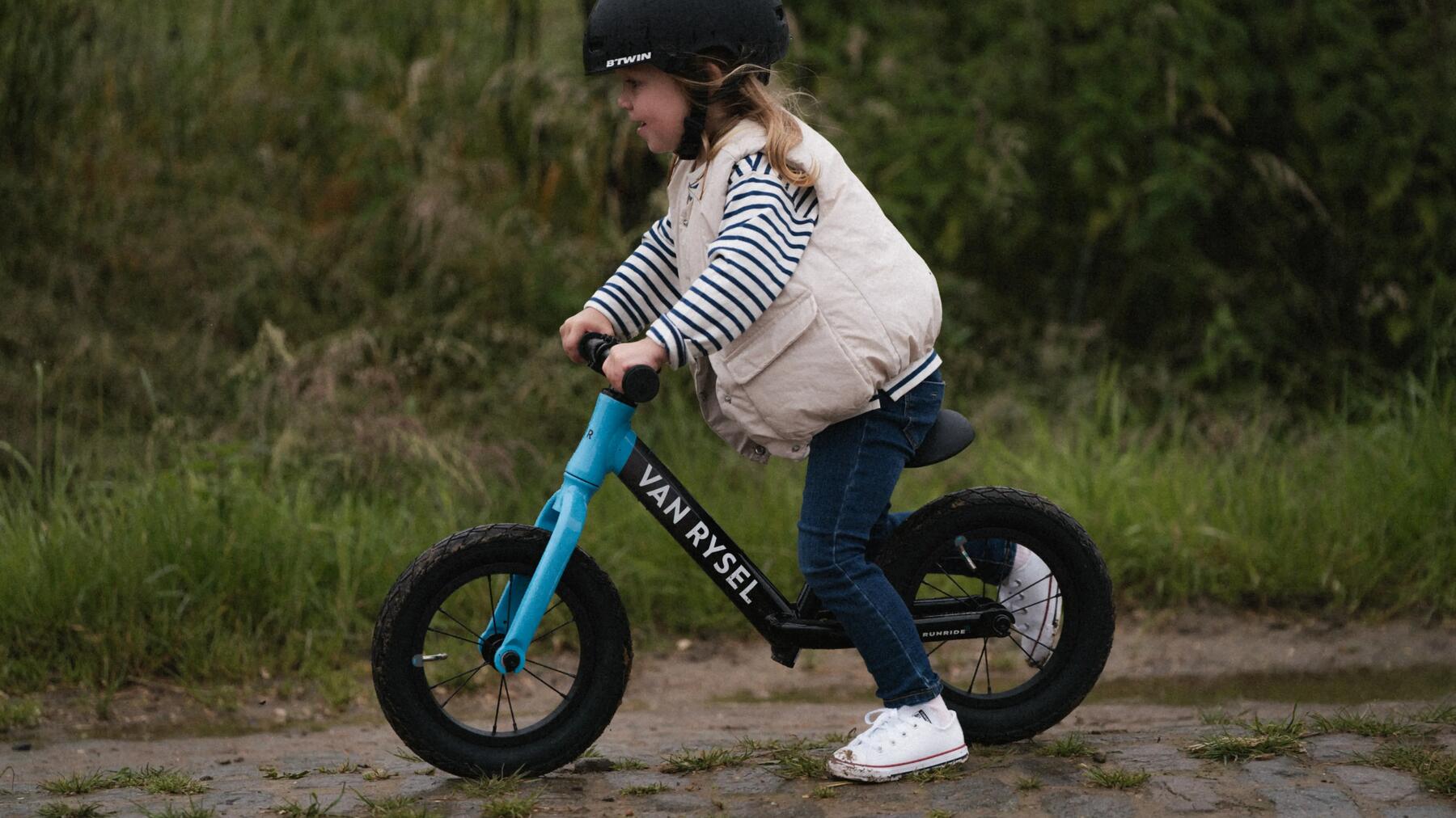 Kind fährt auf Fahrrad mit richtiger Zoll-Größe