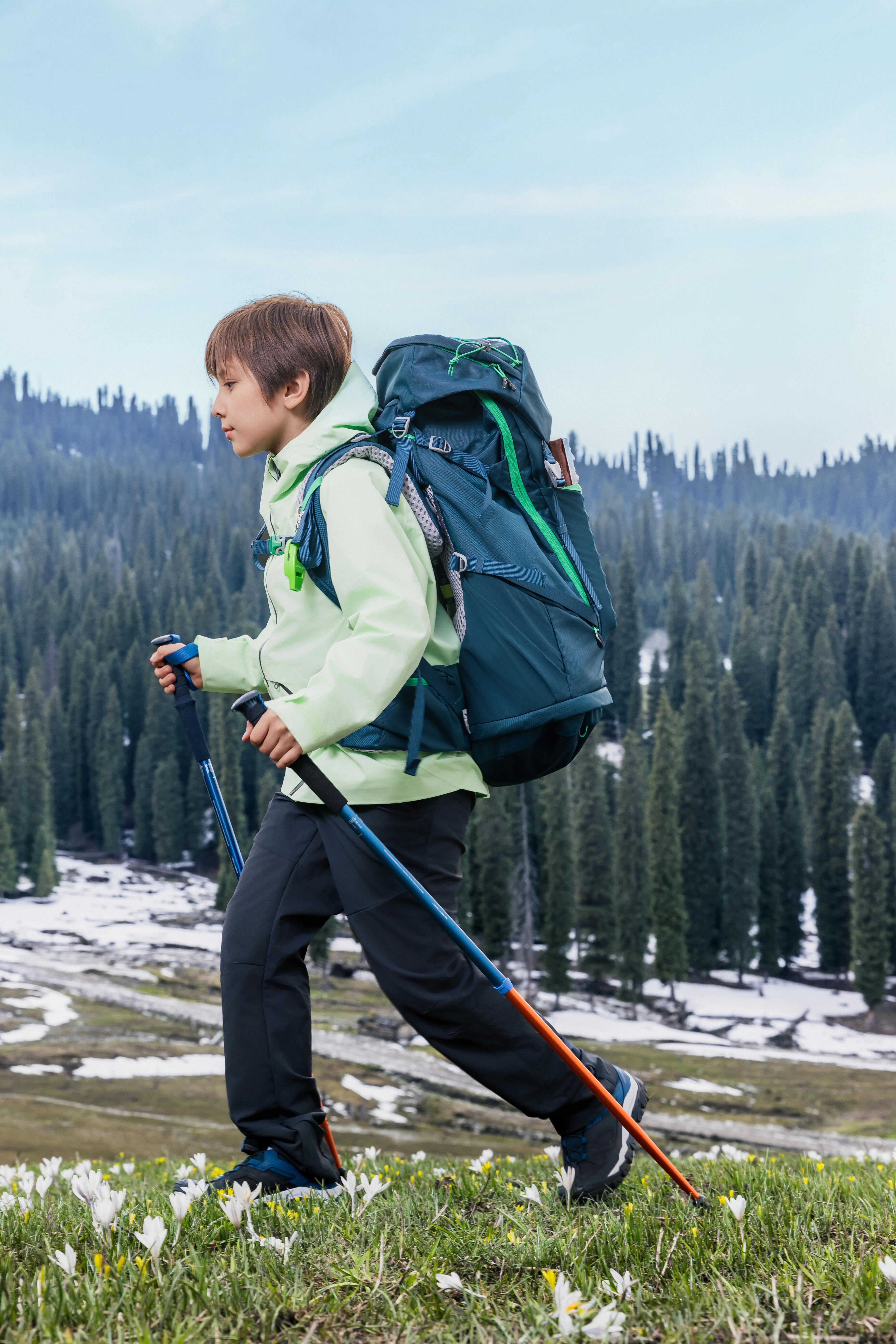 BEFESTIGUNG DER WANDERSTÖCKE AN EINEM RUCKSACK