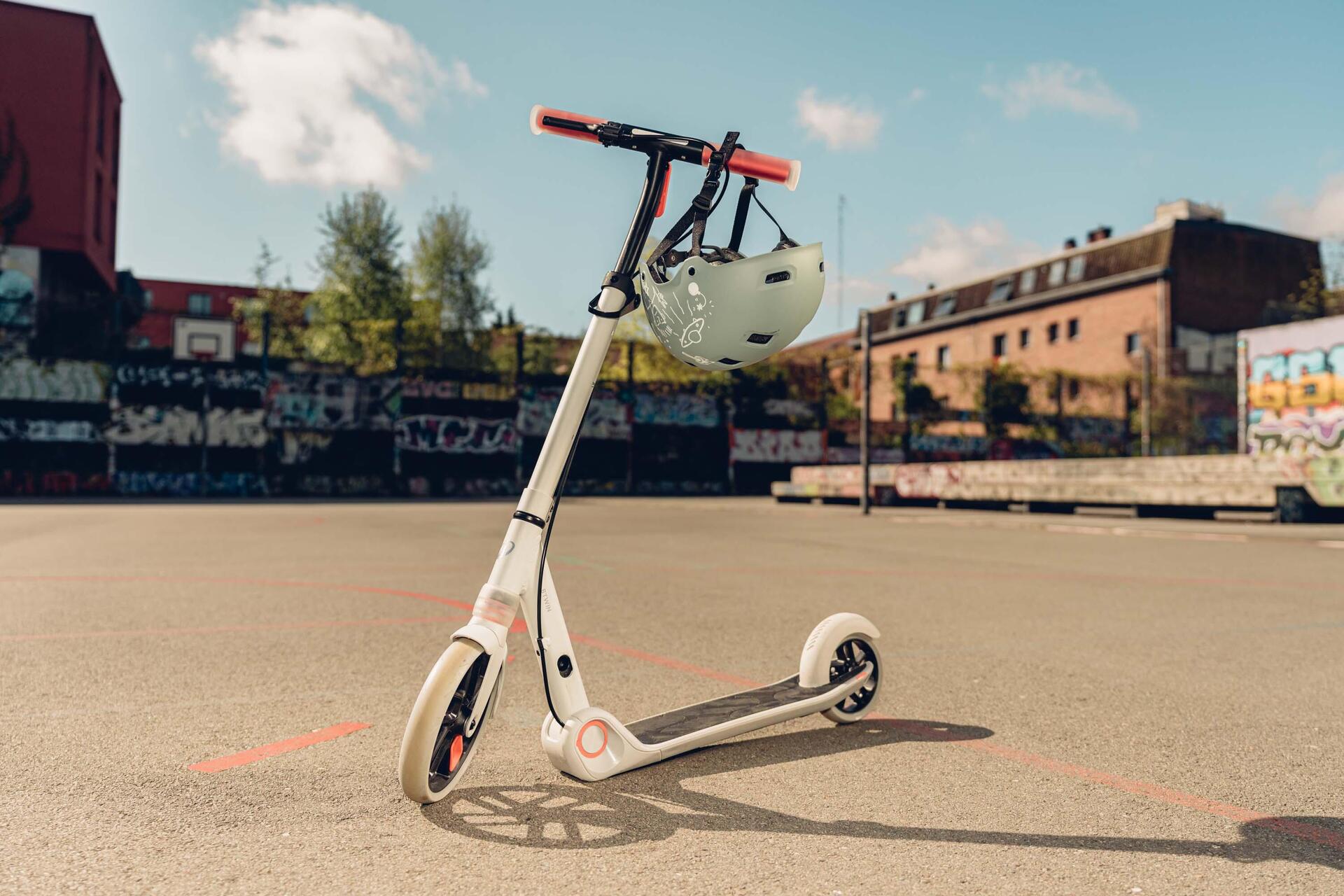 TROTTINETTE JUNIOR M900 BORDEAUX ET TOUCHE ORANGE