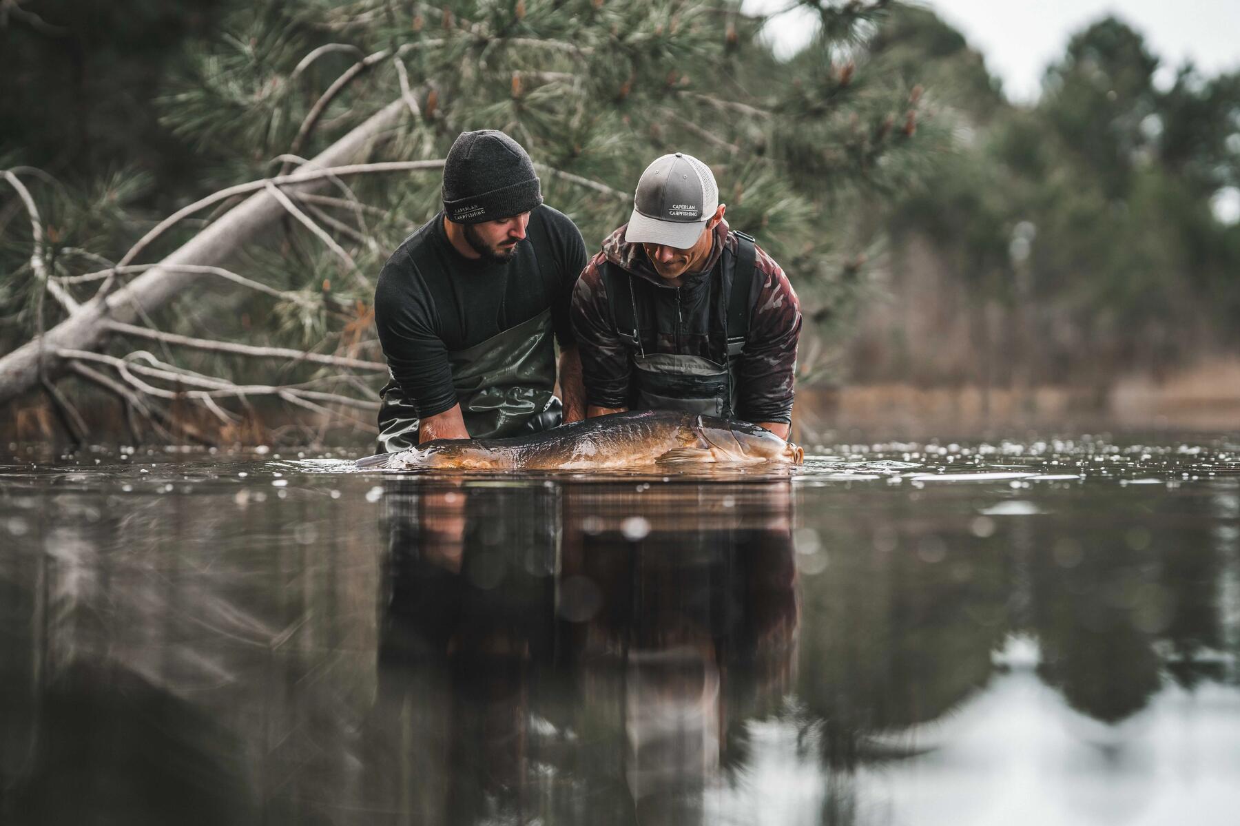 amigos pescando una carpa