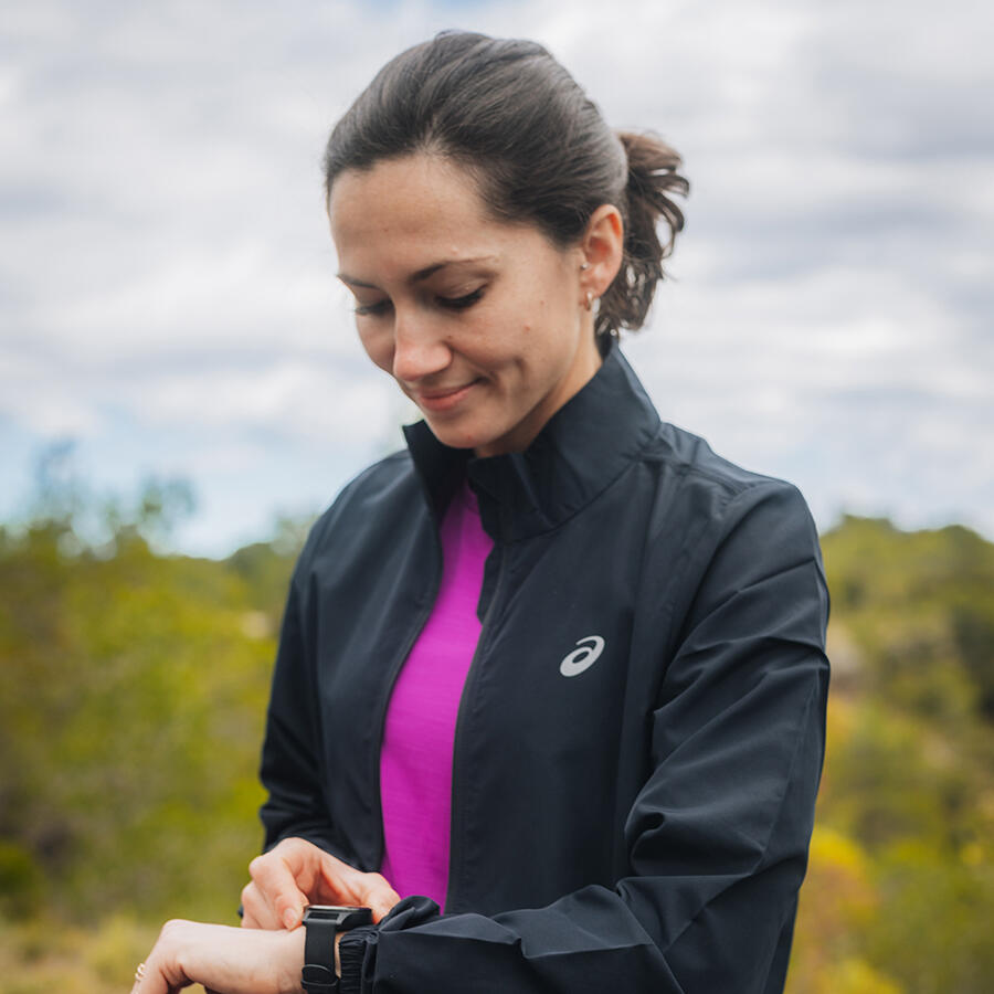 mujer mirando reloj con medición de ritmo cardiaco