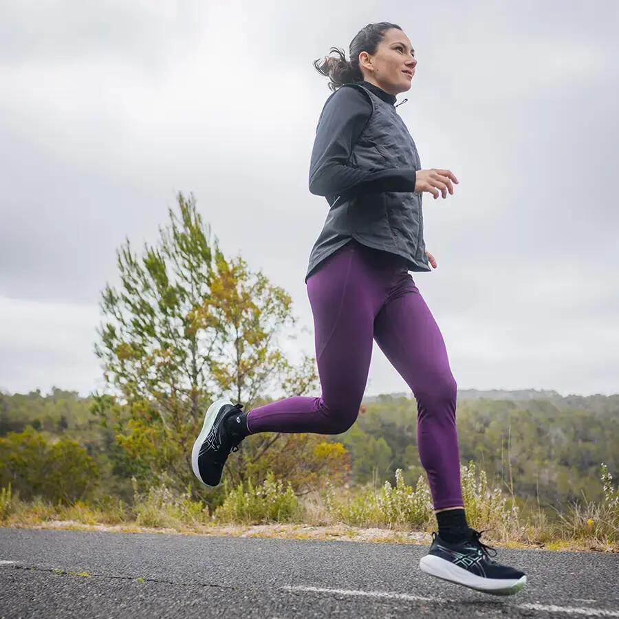 Frau beim Joggen bei bewölktem Himmel