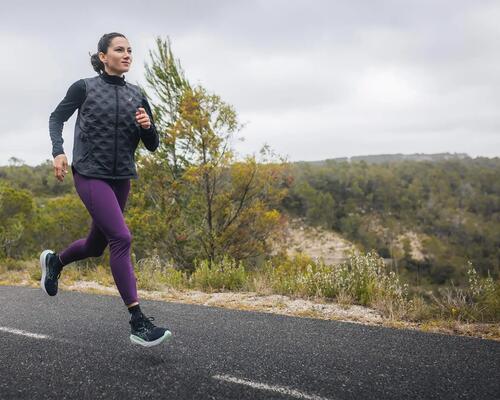 Kobieta w odzieży sporotowej trenująca bieganie chcąca przebiec 10 km w 45 minut