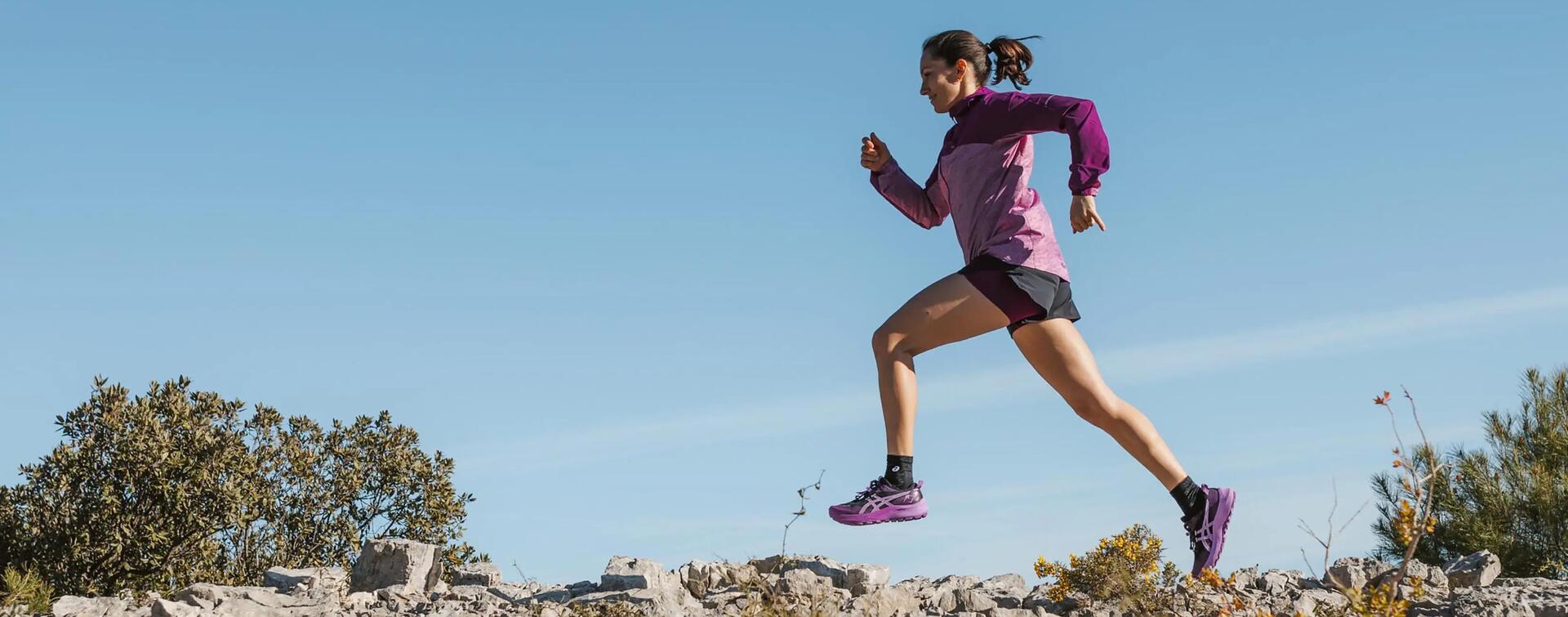 Vrouw lekker aan het trailrunnen in de natuur