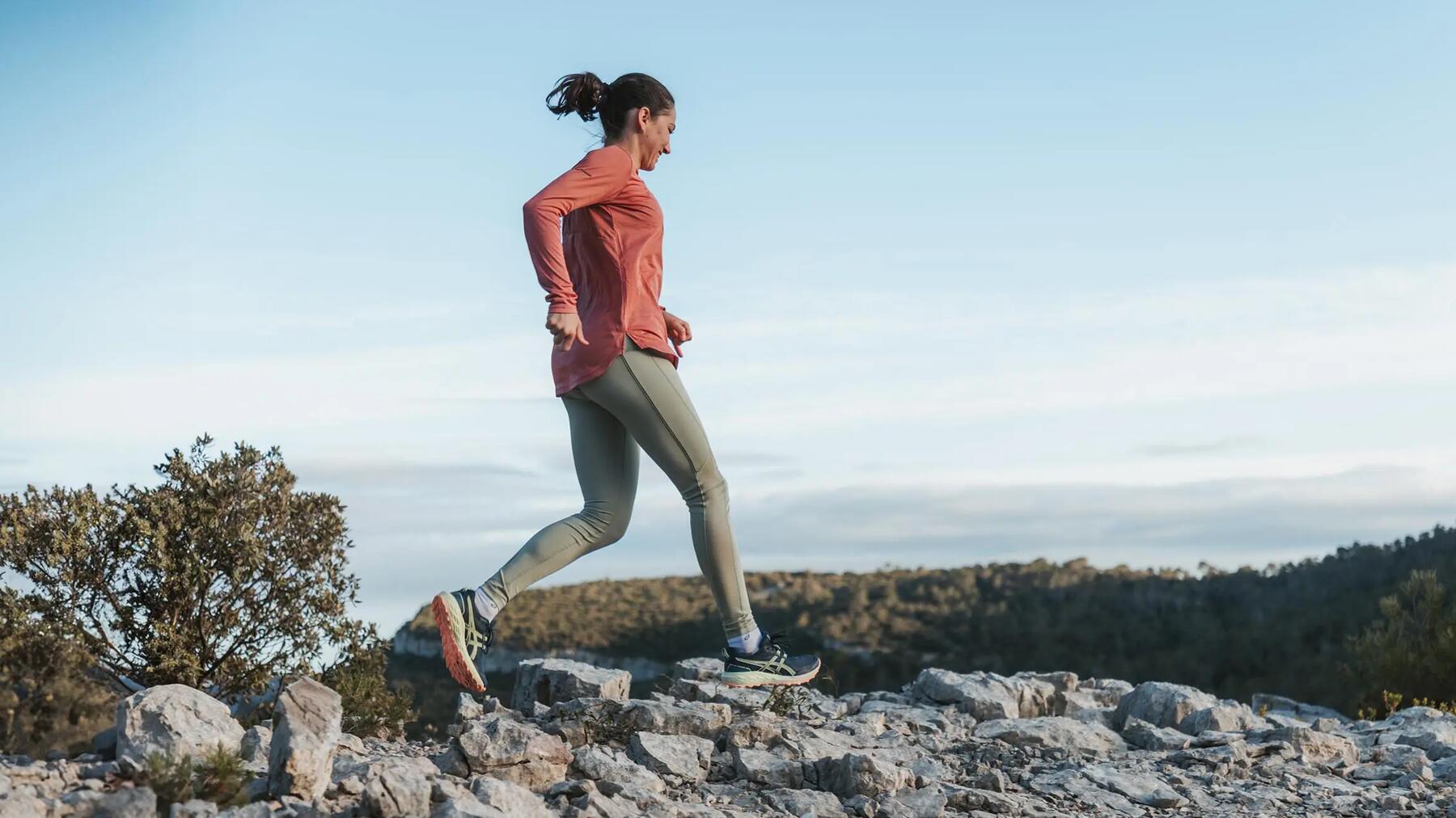 Vrouw lekker aan het trailrunnen in de natuur