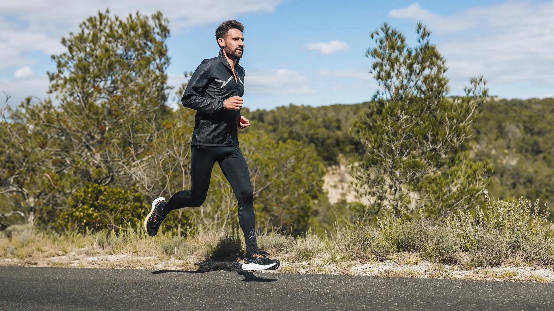 Man lekker aan het hardlopen over de weg in de natuur