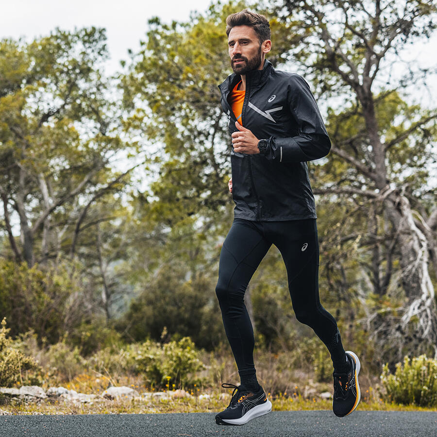 Een man die aan het hardlopen is