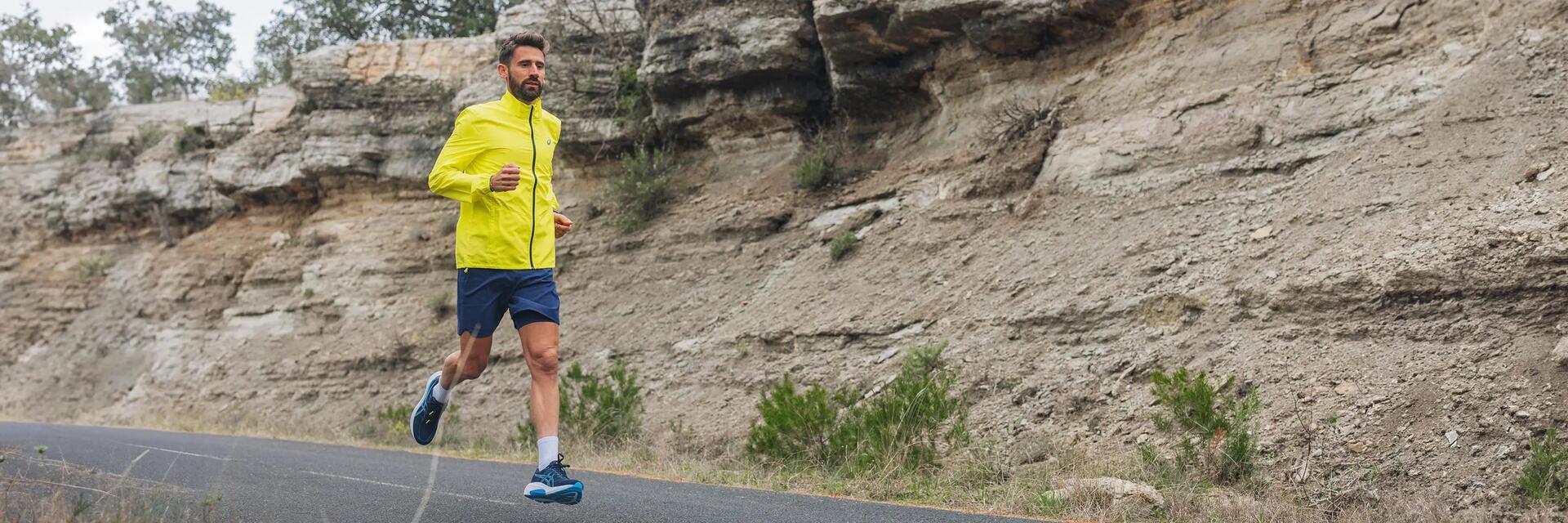 Mężczyzna trenujący bieganie chcący przebiec 10km w 50 minut