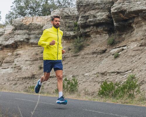 Mężczyzna trenujący bieganie chcący przebiec 10km w 50 minut