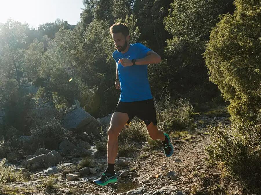 Man lekker aan het trailrunnen in de natuur