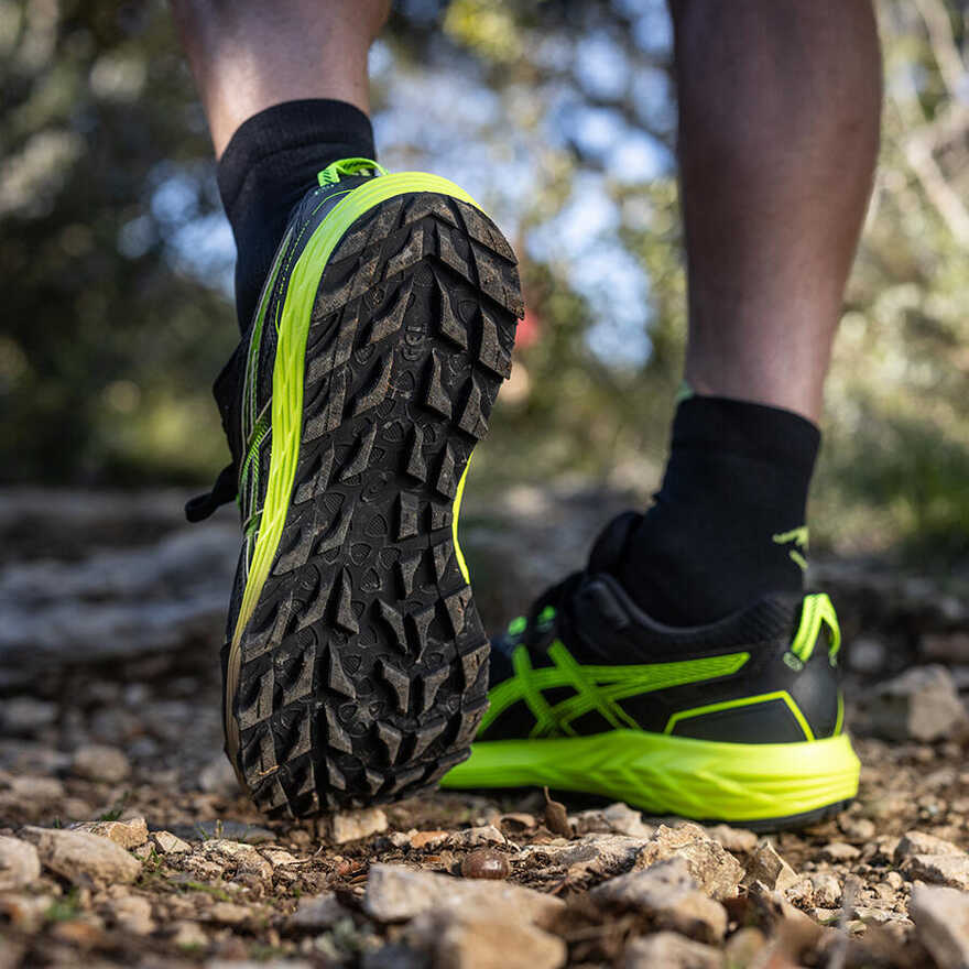 Črni tekaški copati.