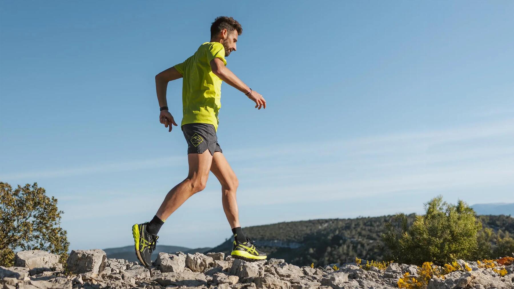 Man aan het trailrunnen in de natuur