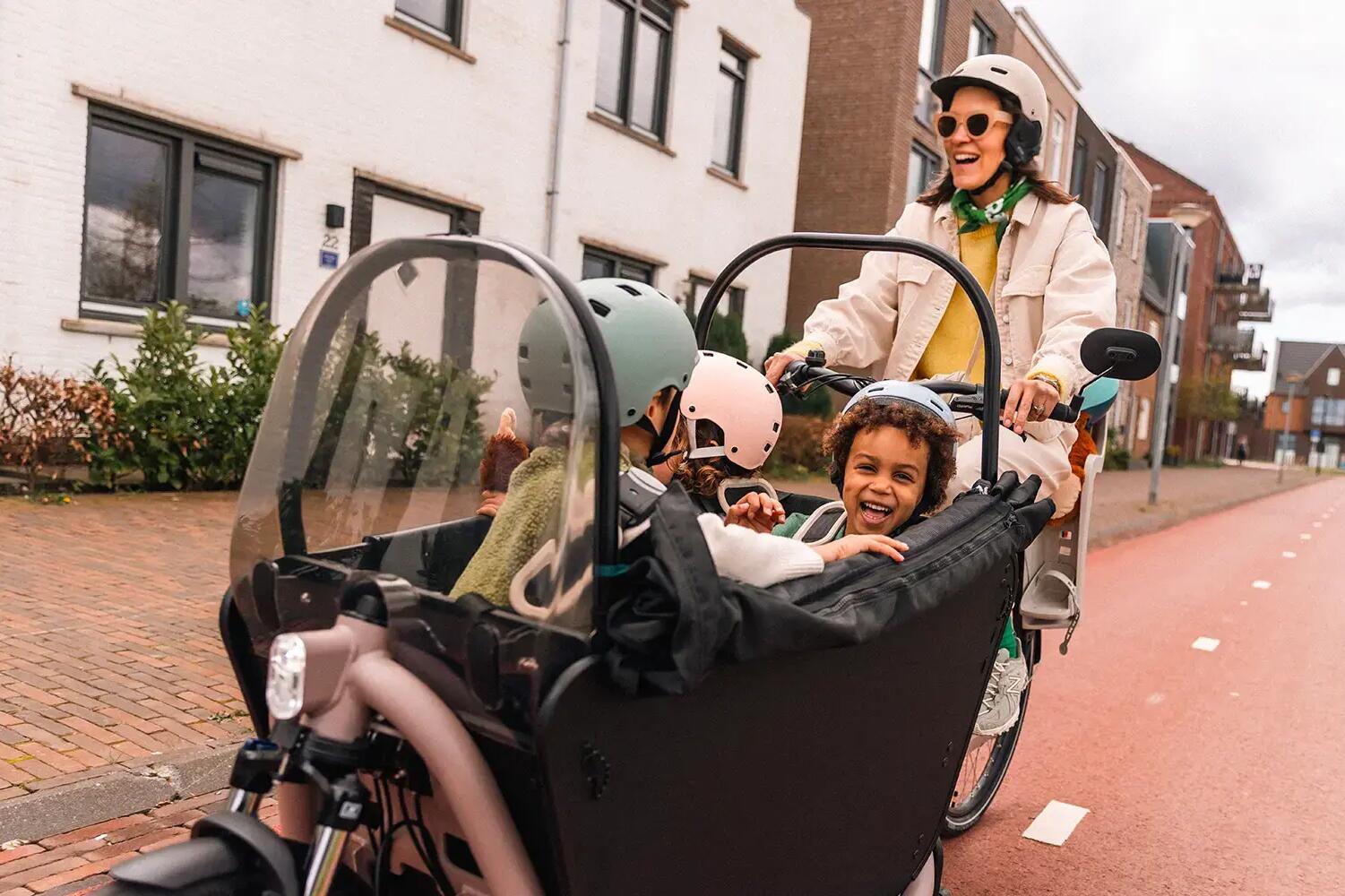 Familia en bicicleta