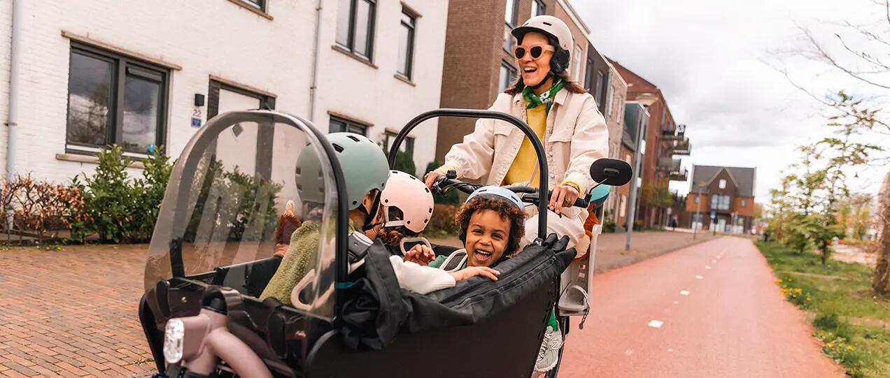 rapariga a andar de bicicleta na cidade