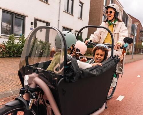 enfant en vélo sur un siège enfant