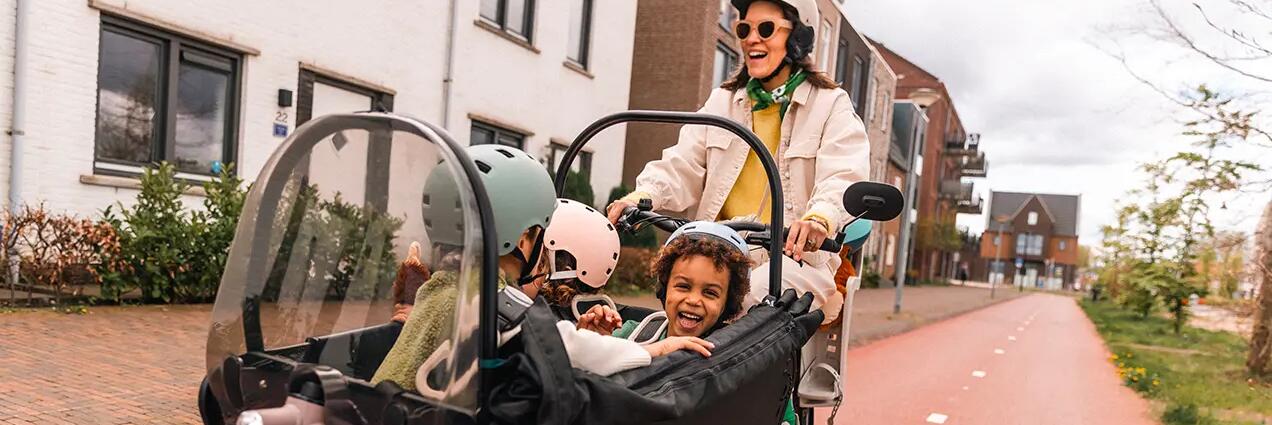 enfant en vélo sur un siège enfant