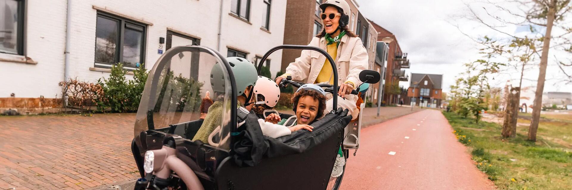 bicicleta de carga con niños