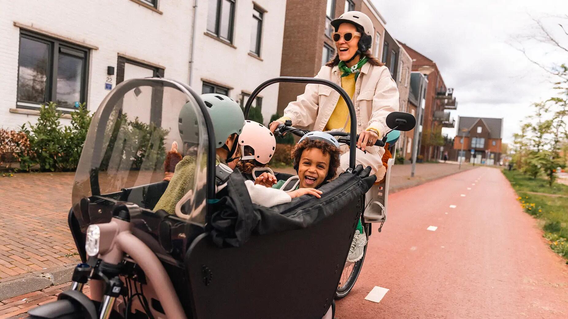 un homme à vélo sur une piste cyclable séparée de la zone piéton