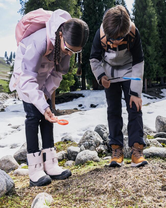 2 Kinder auf einer Wanderung.