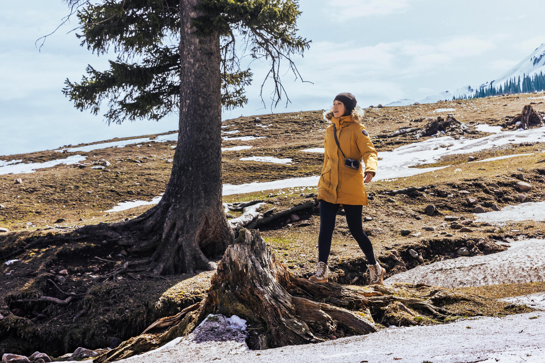 Eine Frau Winterwandert auf dem Flachland