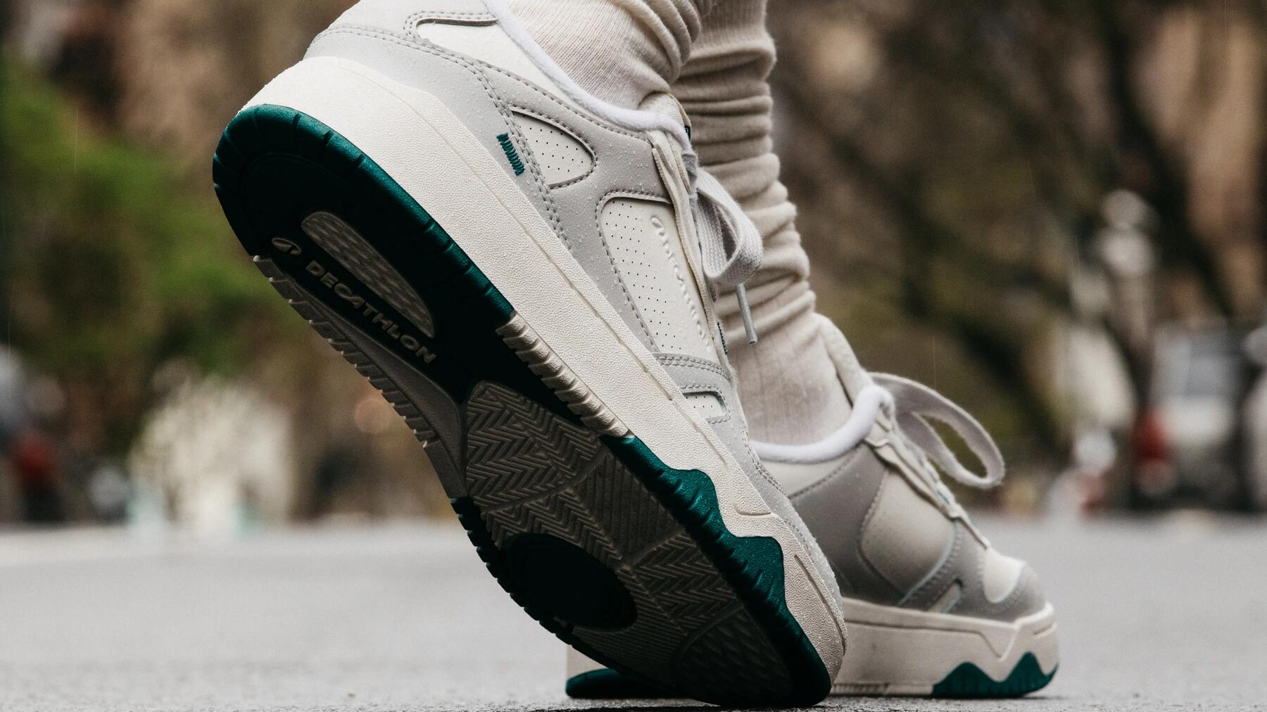 Buty sportowe w skarpetkach