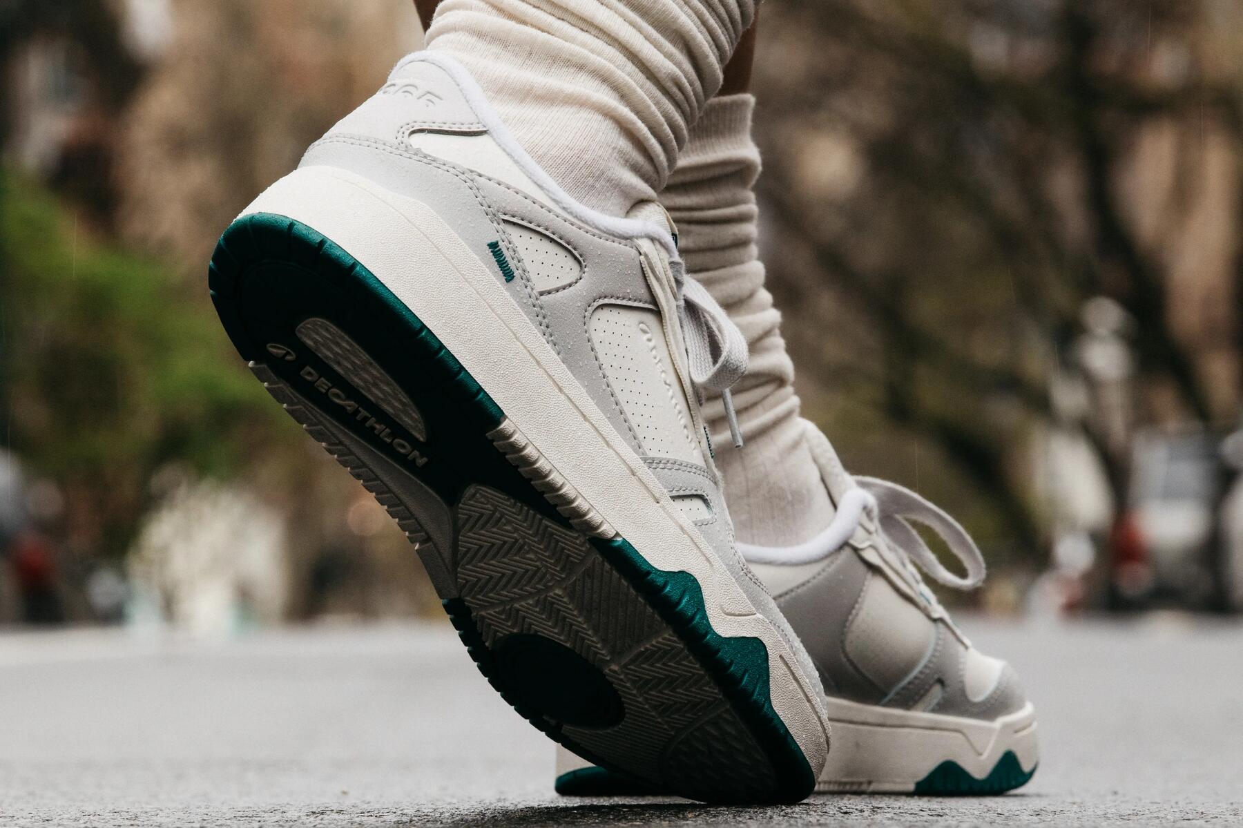 Buty sportowe w skarpetkach
