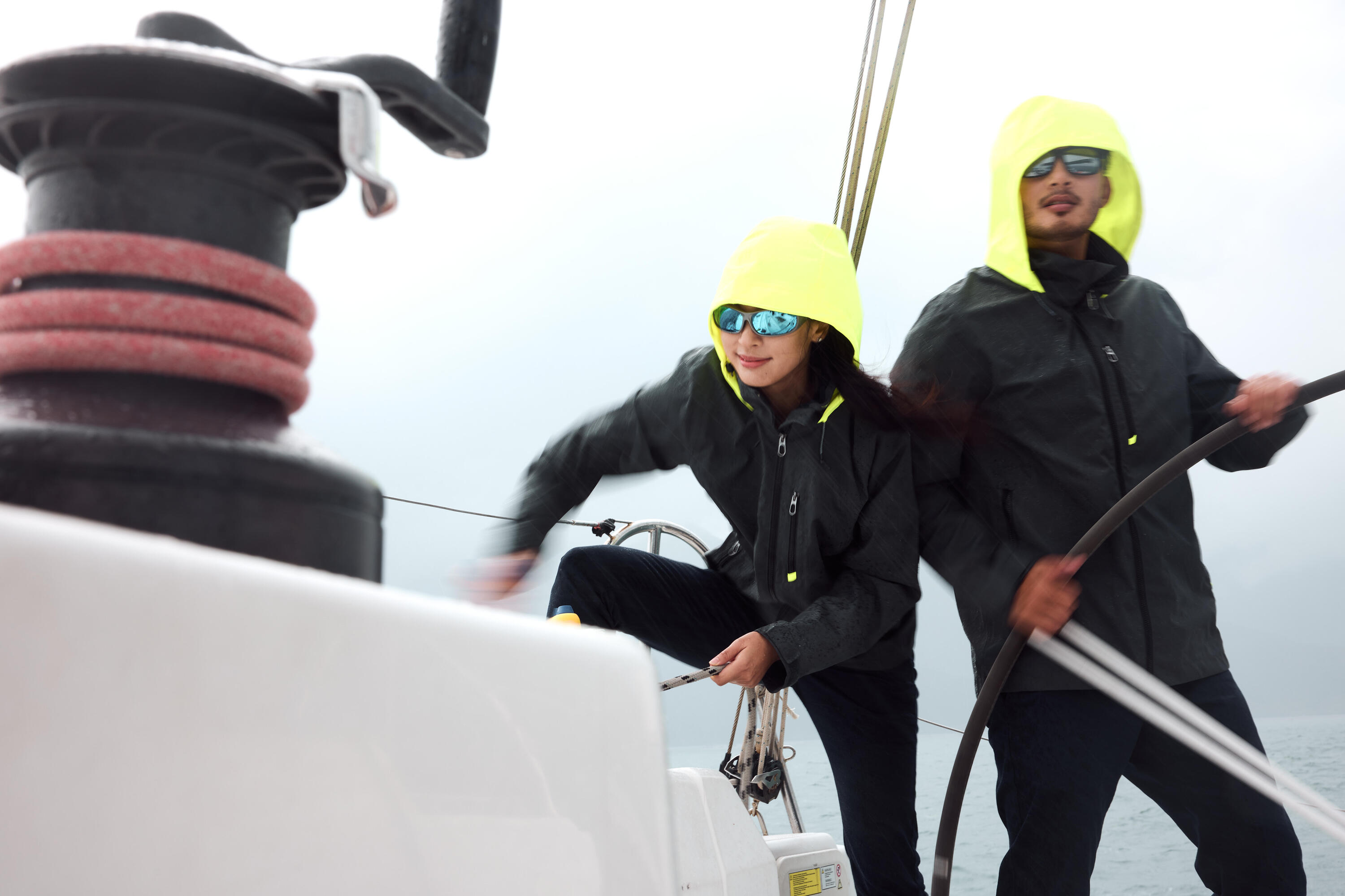 Wasserdichte, winddichte Herren-Segeljacke – Sailing 500 grau mit gelber Kapuze 21/21
