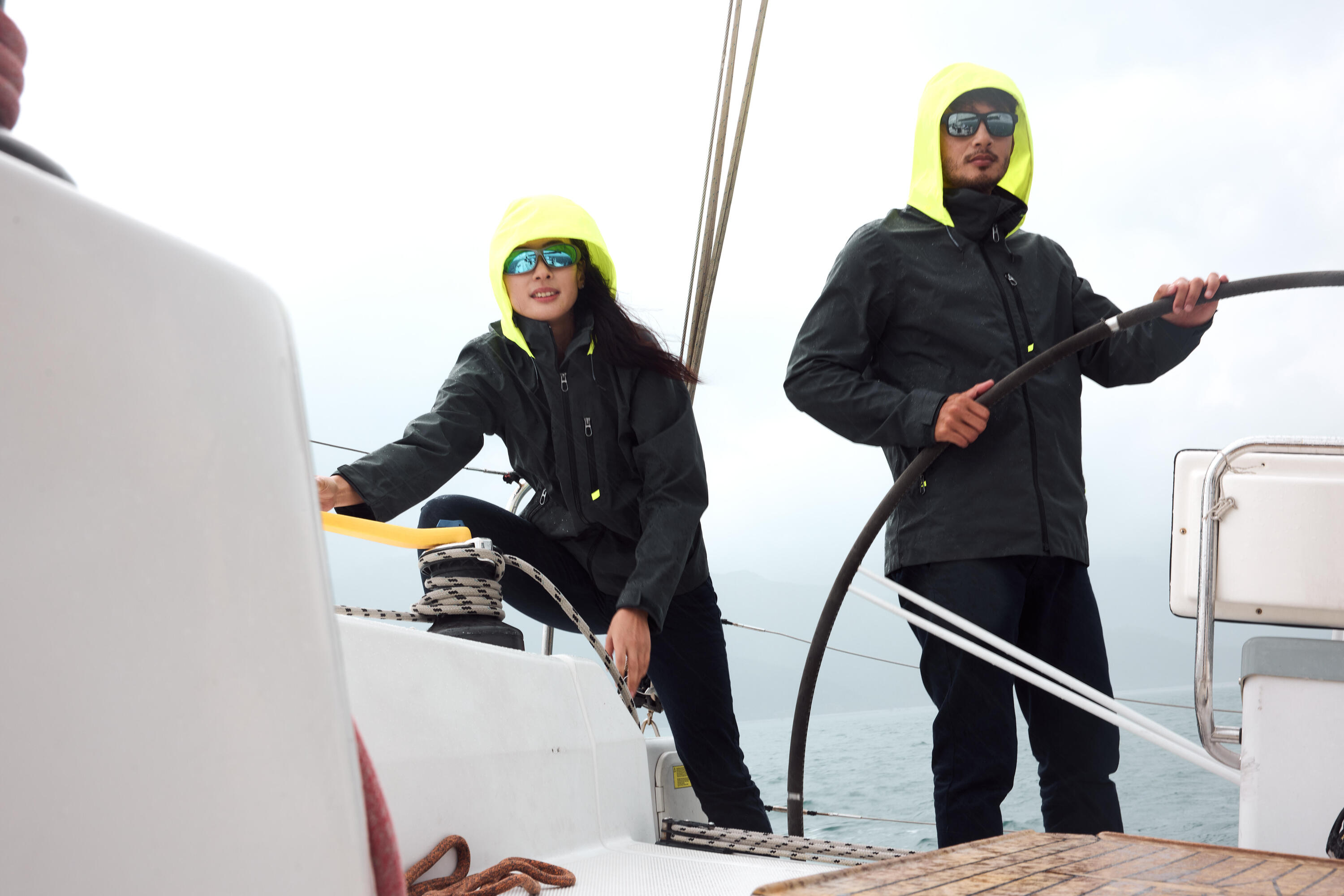 Wasserdichte, winddichte Herren-Segeljacke – Sailing 500 grau mit gelber Kapuze 20/21