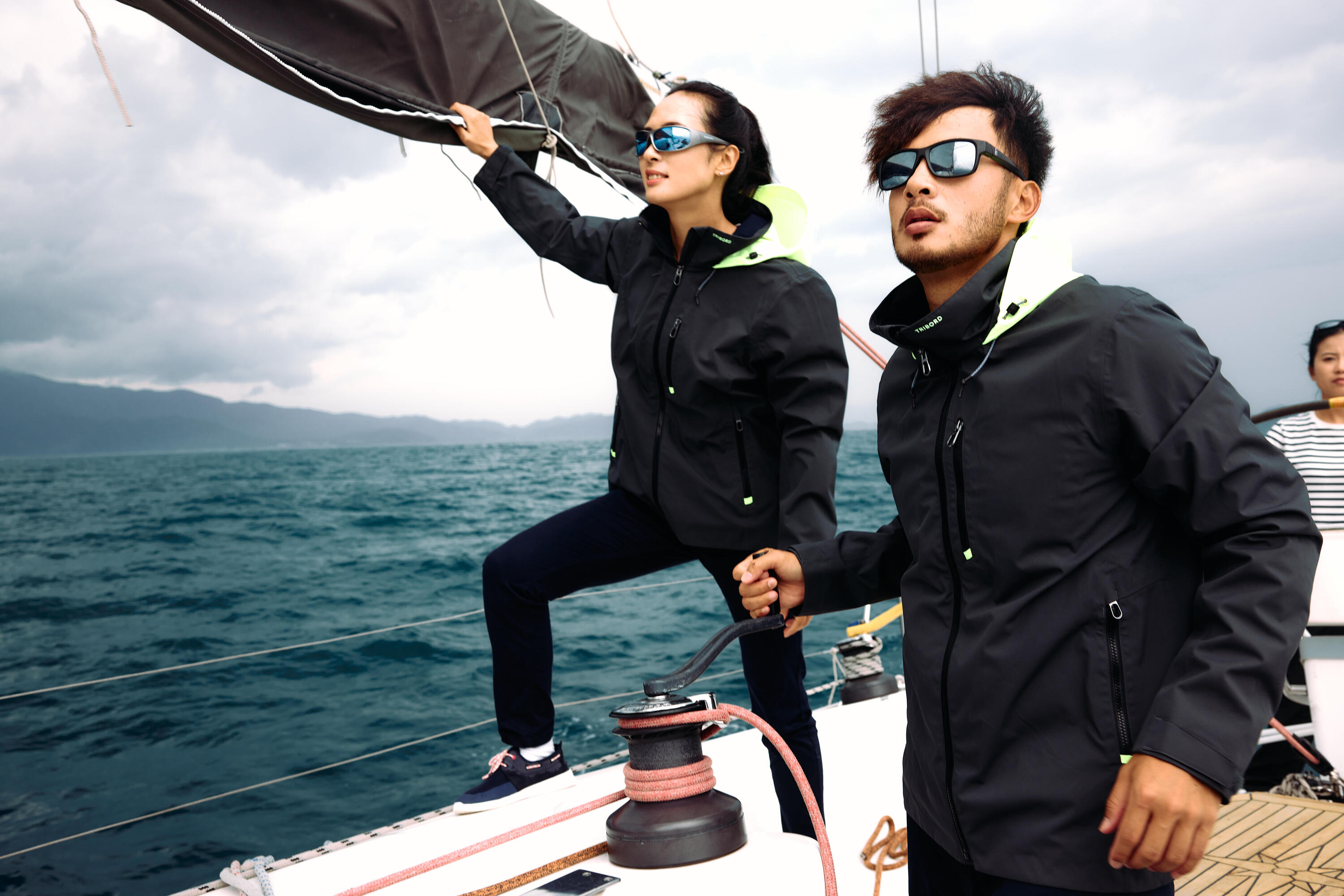 Wasserdichte, winddichte Herren-Segeljacke – Sailing 500 grau mit gelber Kapuze 18/21