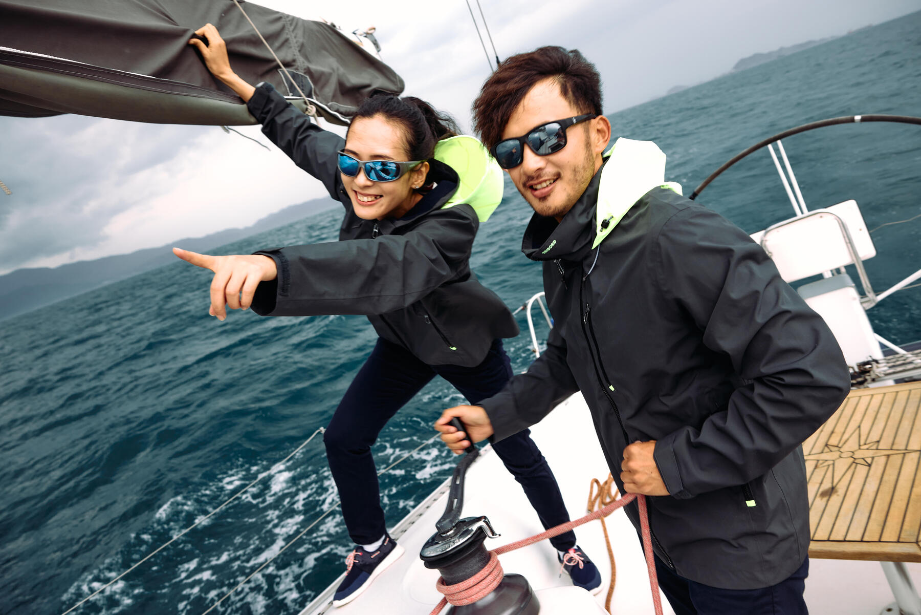 Navigatrice en mer avec un soleil couchant