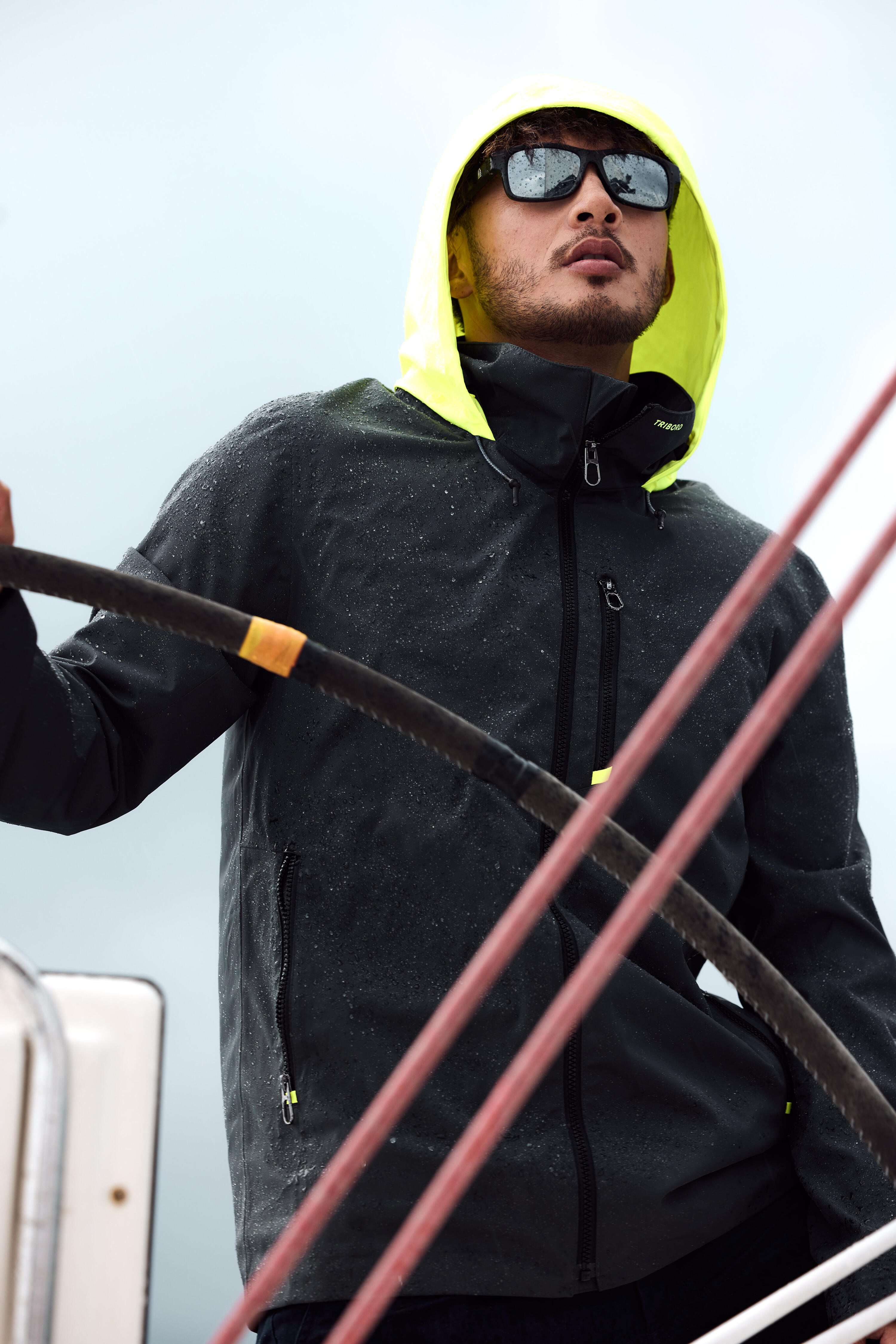 Wasserdichte, winddichte Herren-Segeljacke – Sailing 500 grau mit gelber Kapuze 14/21
