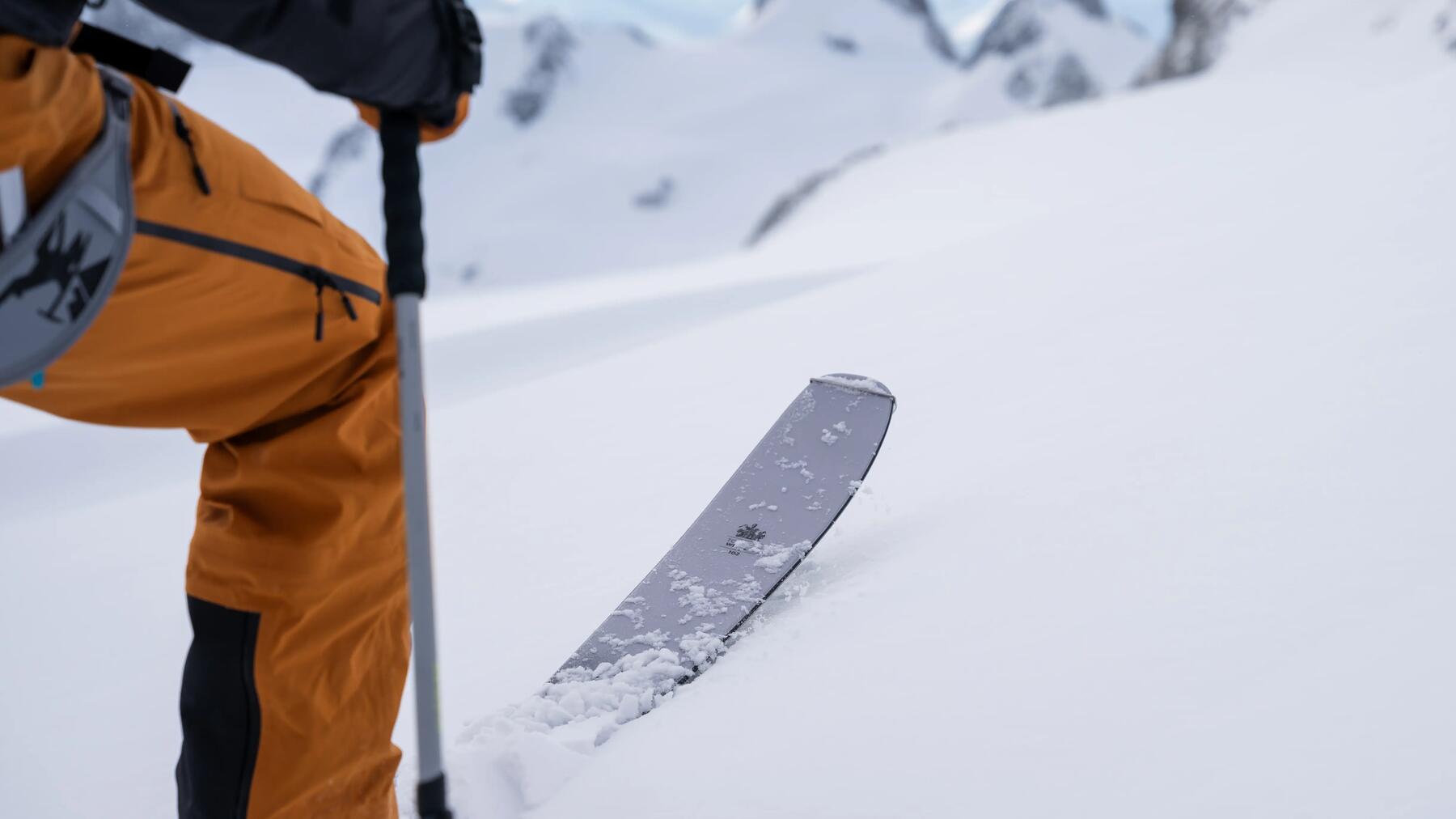 Eine warme Hose ist Teil einer Skibekleidung
