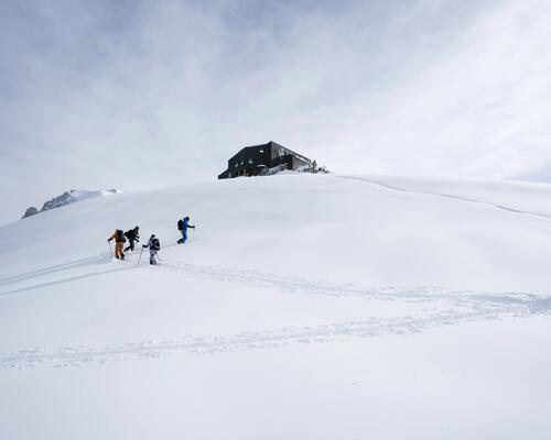skieurs qui font du ski de randonnée