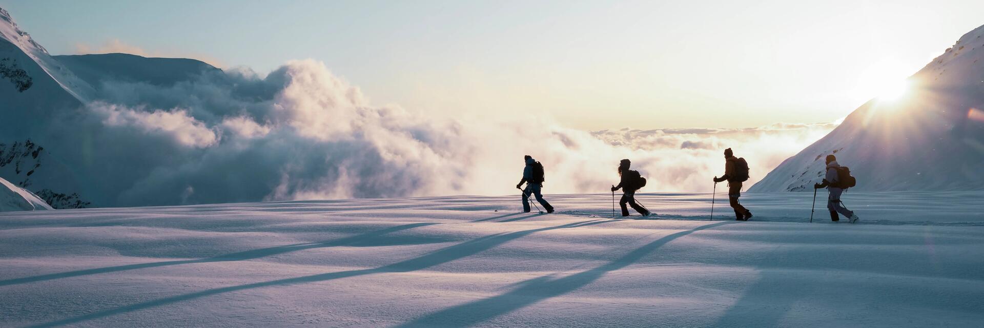 Gruppe von Skitourern in verschneiter Landschaft unterwegs