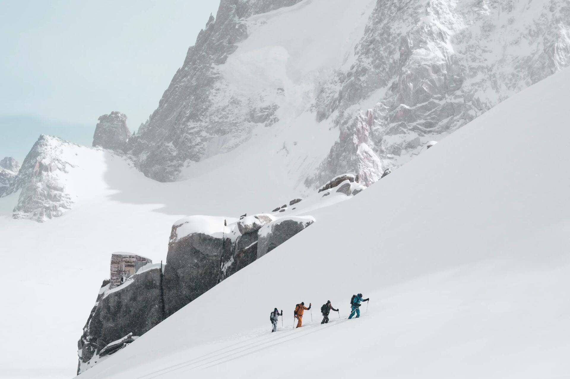 Groupe de skieur en ski de randonnée Decathlon dans montagne sauvage en altitude beaucoup de neige
