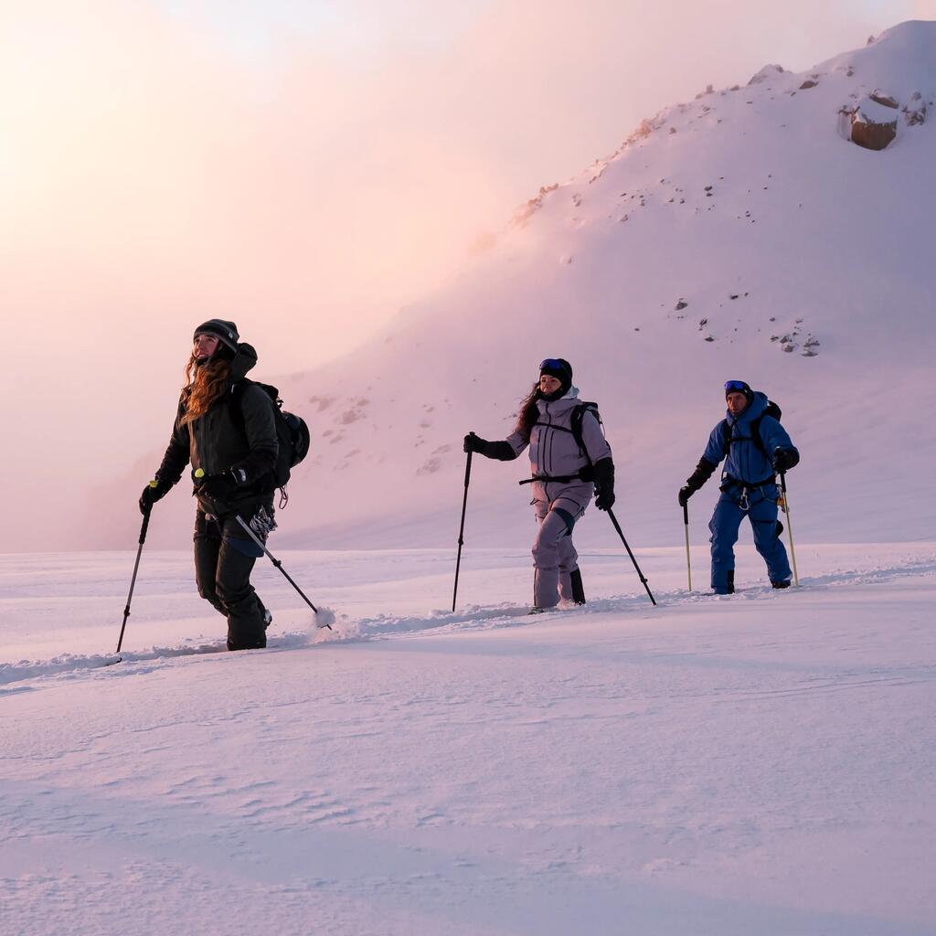 Drei Skitourengänger im freien Gelände