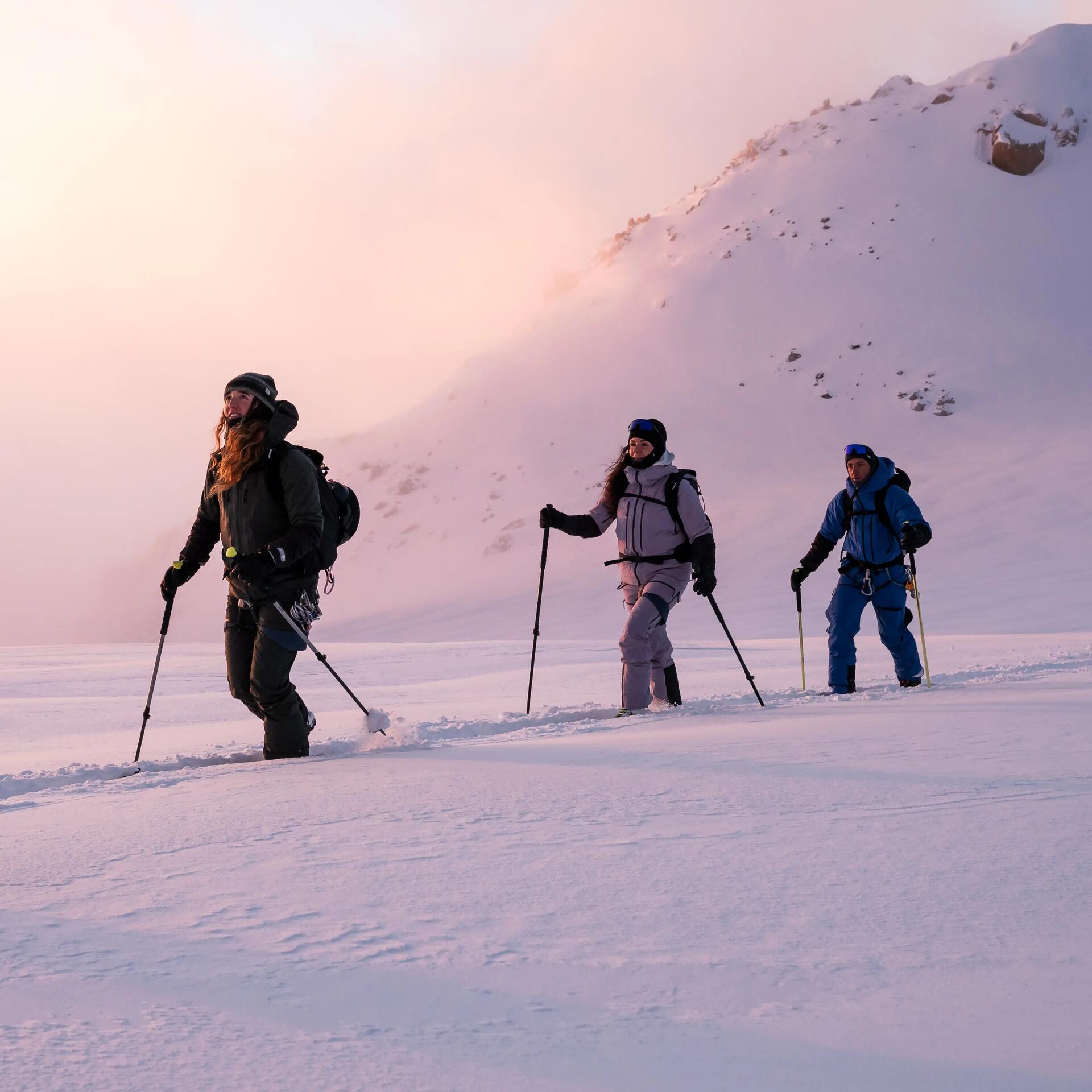 Groupe de skieur en ski de randonnée Decathlon dans montagne sauvage en altitude beaucoup de neige