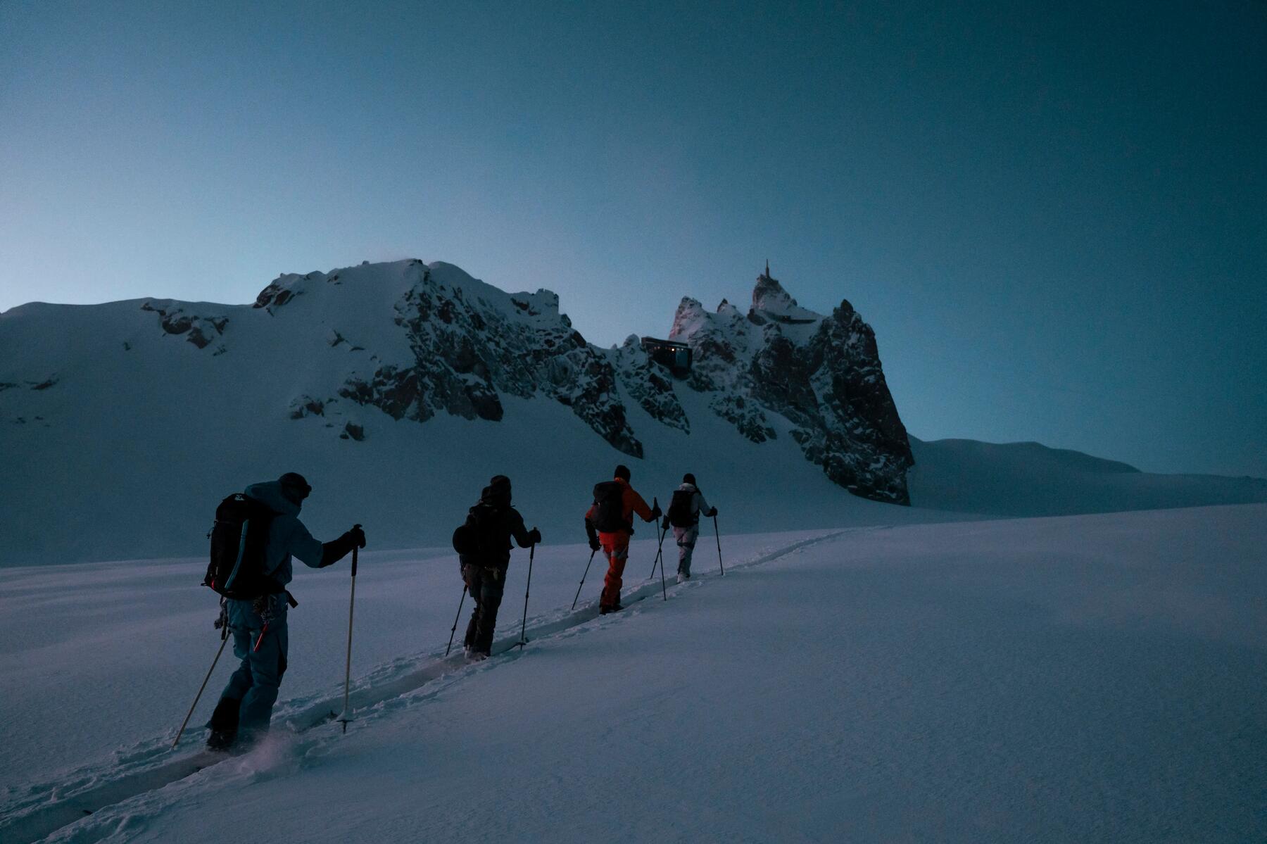 Eine Gruppe von Menschen macht Langlauf in guter Skibekleidung