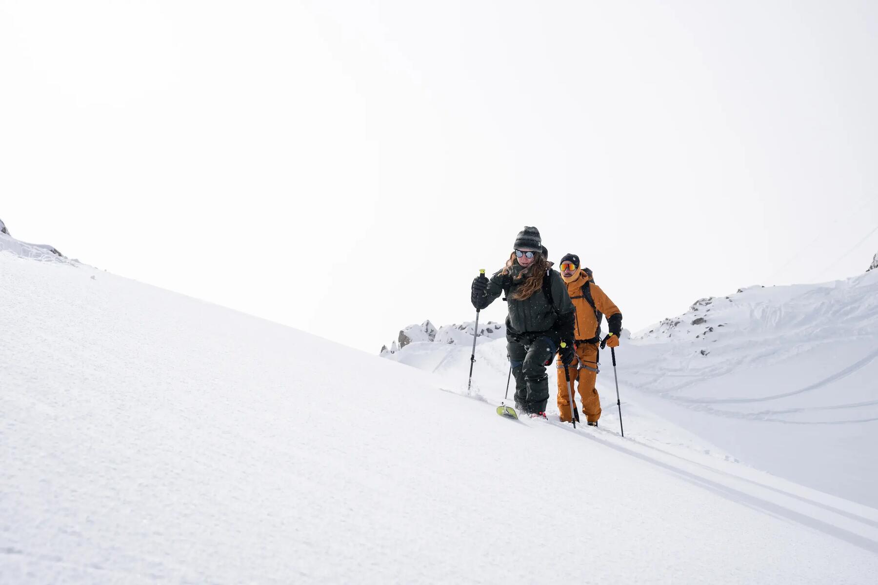 Para turystów uprawiająca skitouring idąca pod górę