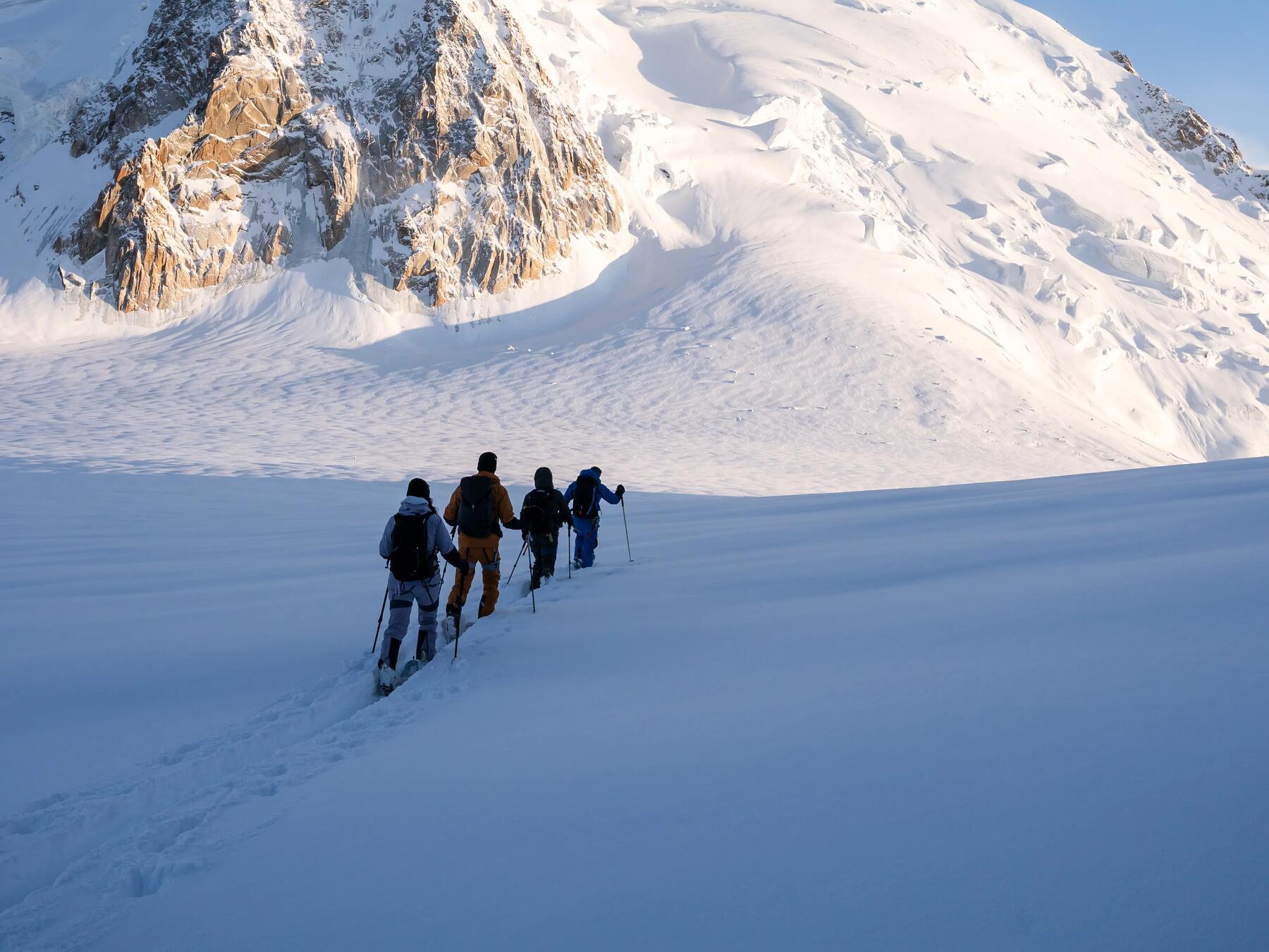 Ludzie uprawiający skitouring