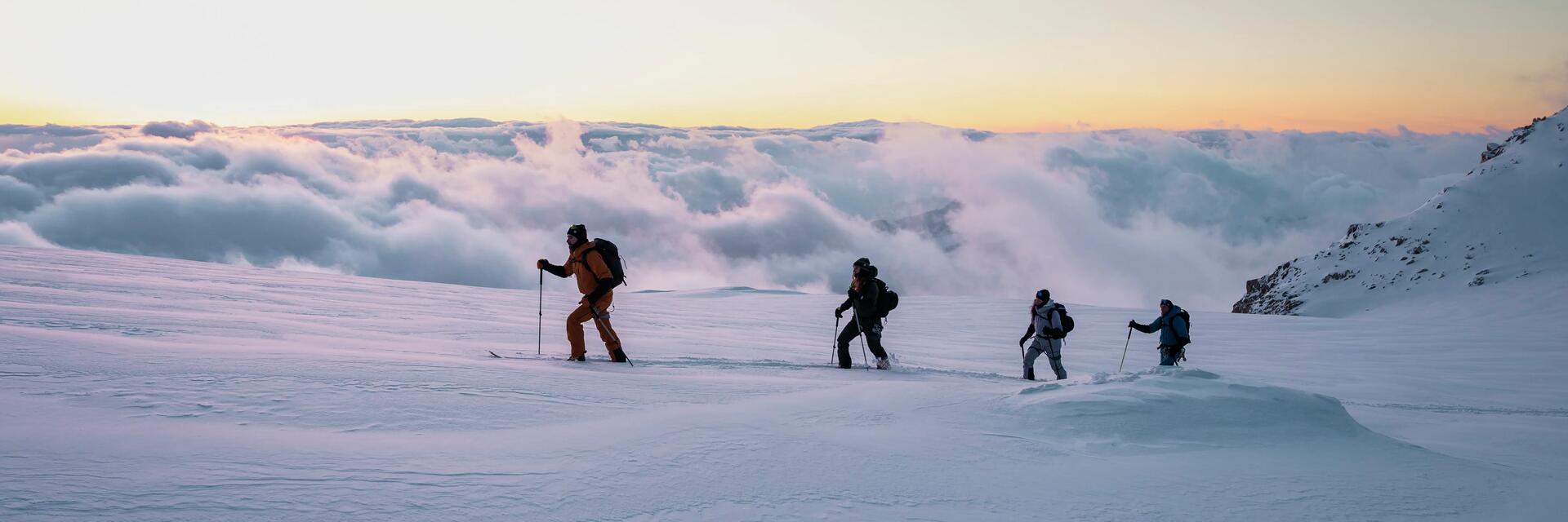 Grupa ludzi uprawiająca skitouring