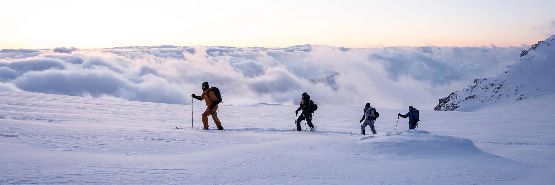 Grupa ludzi uprawiająca skitouring