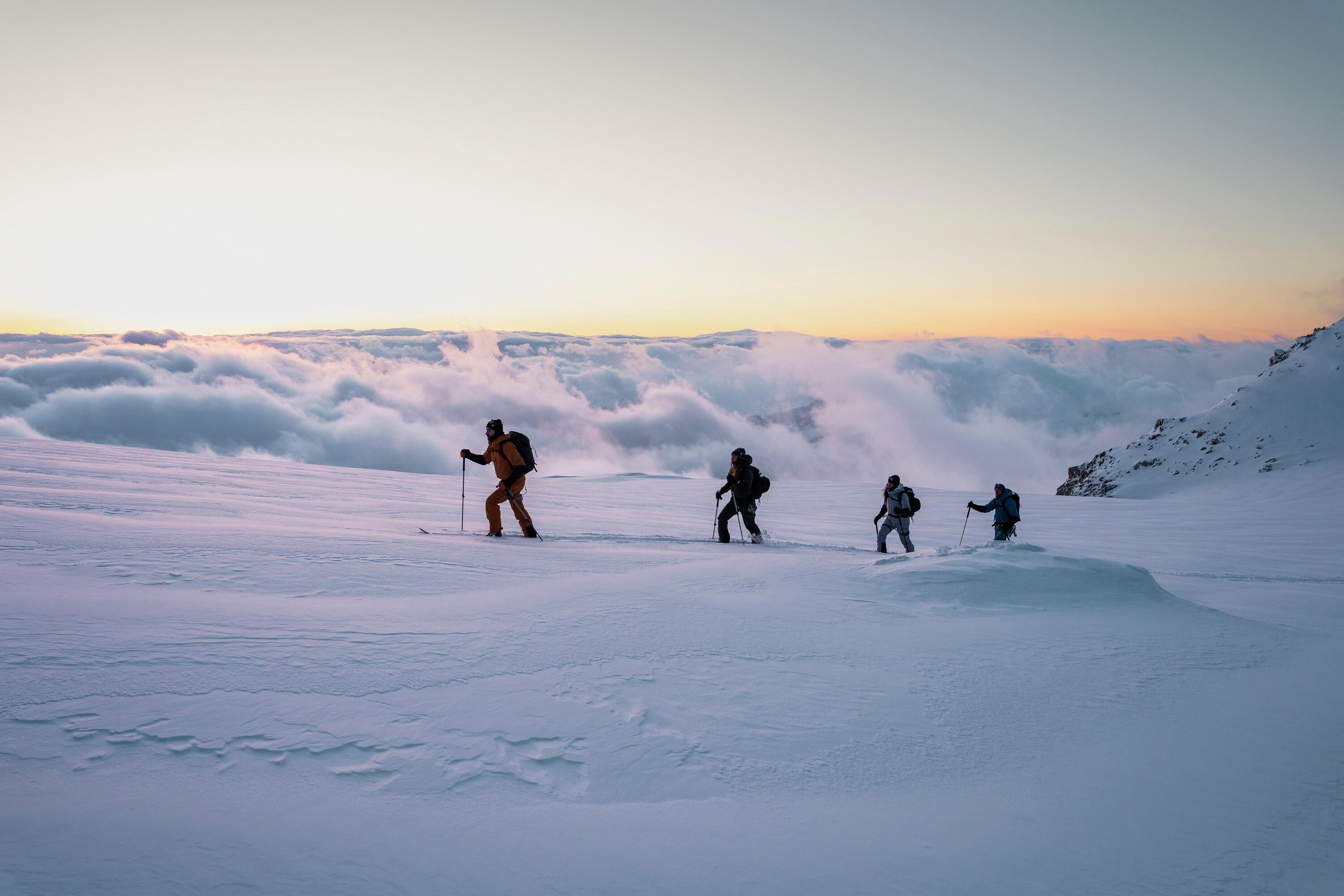 Skitury – co to jest? Gdzie i kto może uprawiać skitouring?