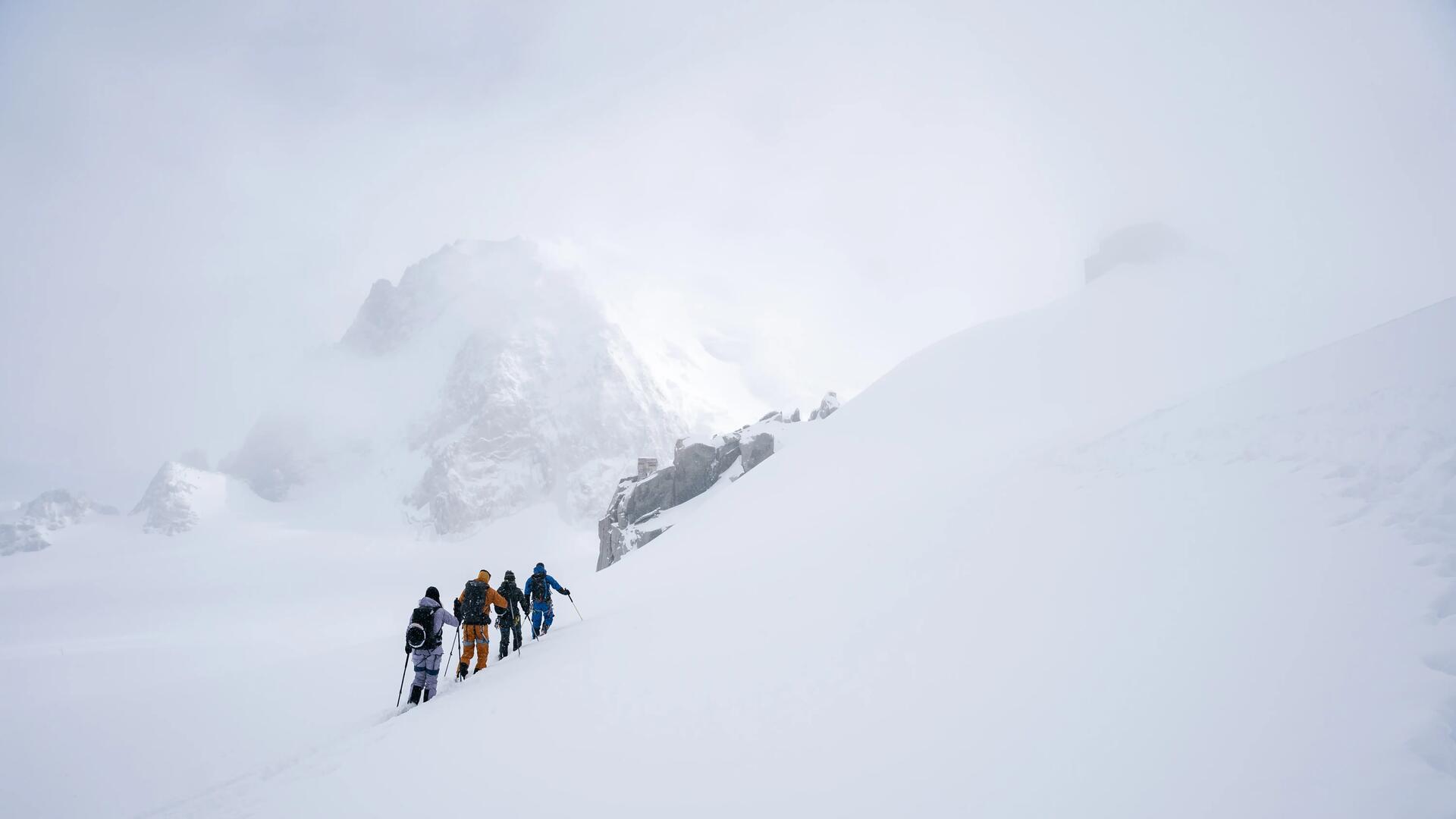 Ludzie uprawiający skitouring idący pod górę
