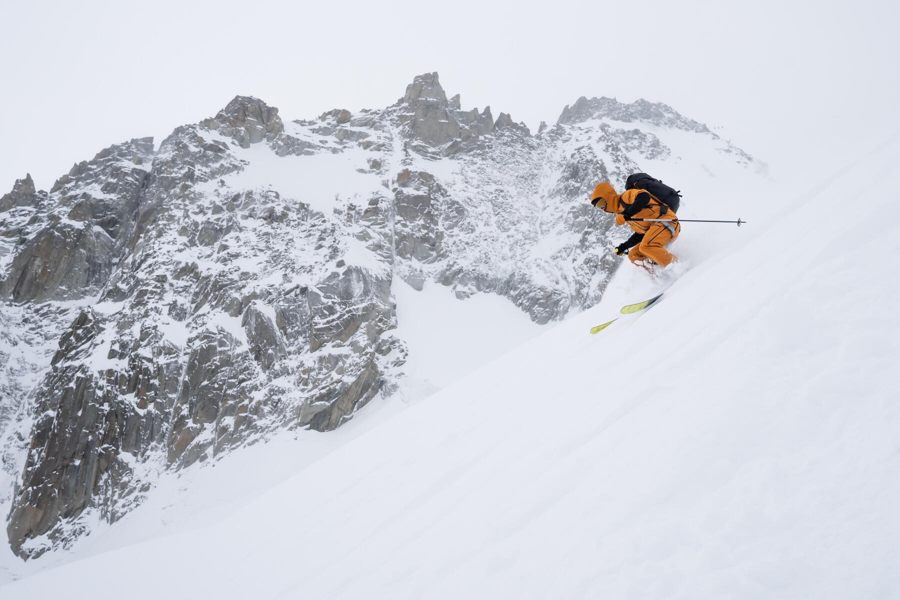 Ratownik GOPR szusujący na nartach on piste w drodze by udzielić pierwszej pomocy