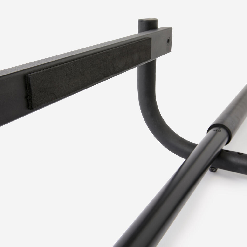 Barre de traction sur porte de musculation