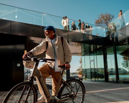 Homme senior sur un vélo électrique